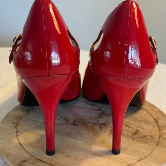 Classic GUESS Red Peep Toe Patent Leather  Size 8 mid heel excellent condition. - Picture 7 of 8